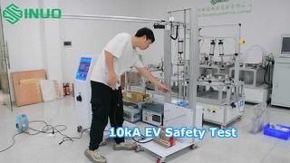 O que acontece quando um conector EV enfrenta um impacto de bola de aço de 0,535 kg?